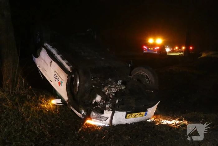 Auto raakt van de weg en vliegt over de kop