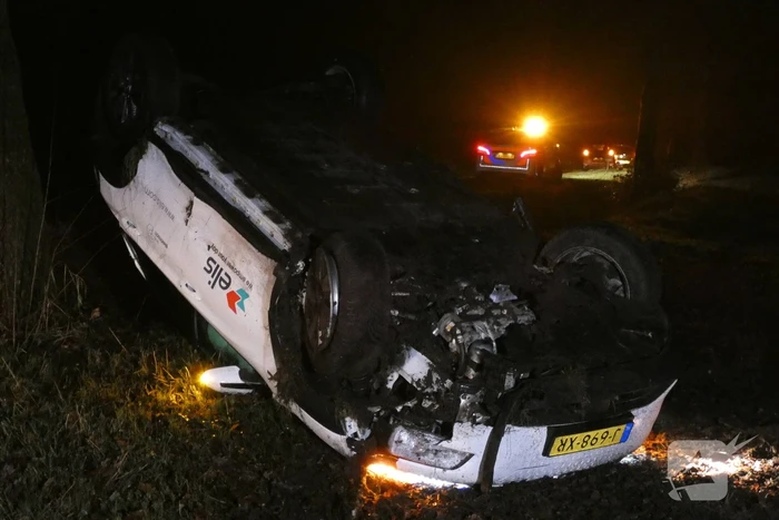 Auto raakt van de weg en vliegt over de kop