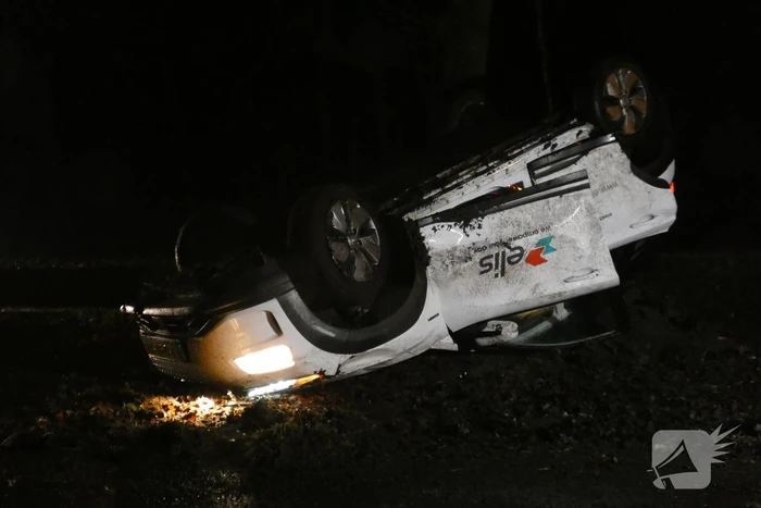 Auto raakt van de weg en vliegt over de kop