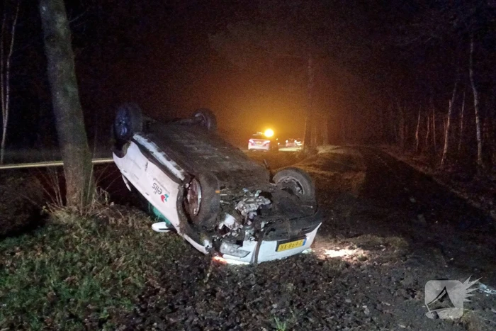 Auto raakt van de weg en vliegt over de kop
