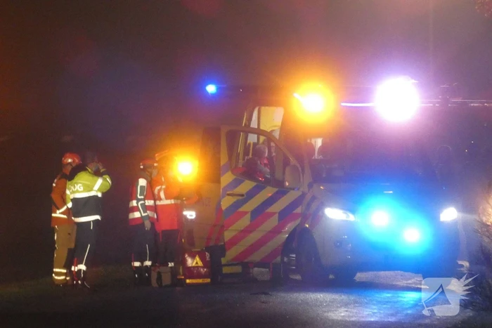 Auto crasht tegen boom