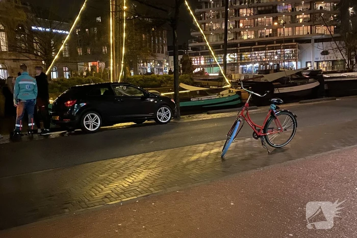 Fietsster en personenauto met elkaar in botsing