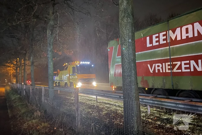 Vrachtwagen krijgt klapband