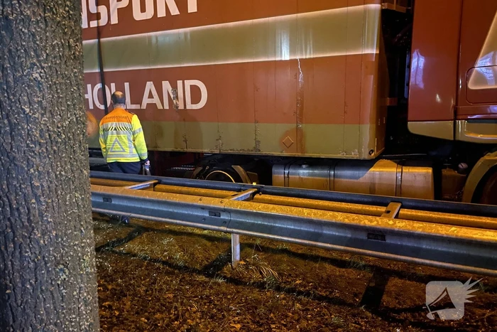 Vrachtwagen krijgt klapband