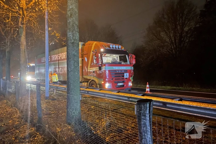 Vrachtwagen krijgt klapband