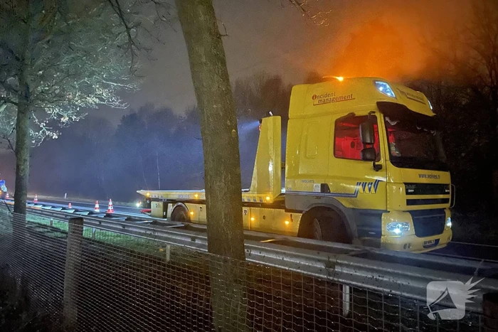 Vrachtwagen krijgt klapband