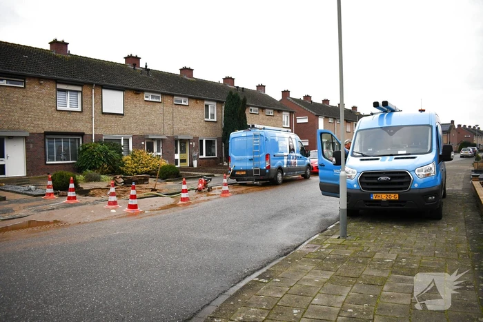 Stoep opengebroken vanwege gesprongen waterleiding