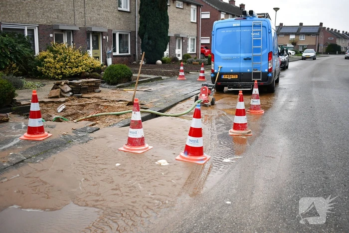 Stoep opengebroken vanwege gesprongen waterleiding