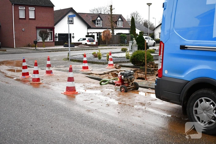 Stoep opengebroken vanwege gesprongen waterleiding