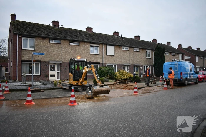 Stoep opengebroken vanwege gesprongen waterleiding