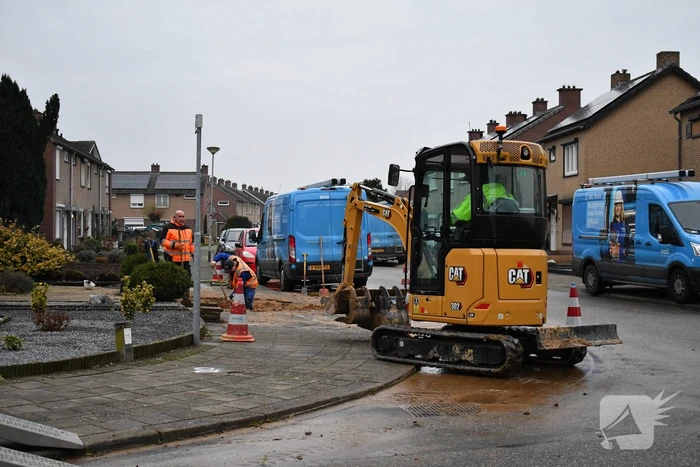 Stoep opengebroken vanwege gesprongen waterleiding