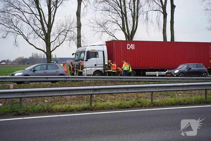 Lange files door vrachtwagen met brandstoflekkage