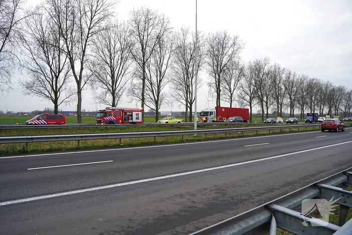 Lange files door vrachtwagen met brandstoflekkage