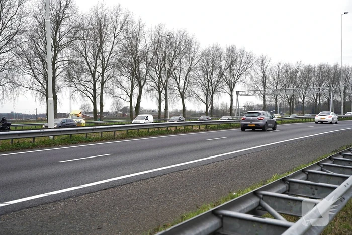 Lange files door vrachtwagen met brandstoflekkage
