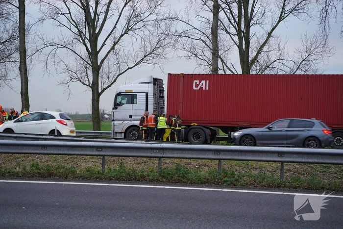 Lange files door vrachtwagen met brandstoflekkage