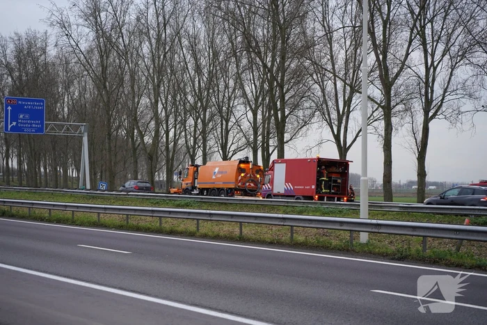 Lange files door vrachtwagen met brandstoflekkage