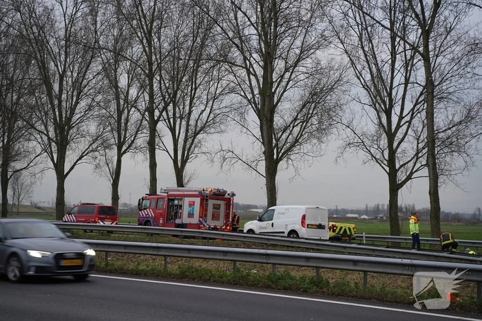 Lange files door vrachtwagen met brandstoflekkage