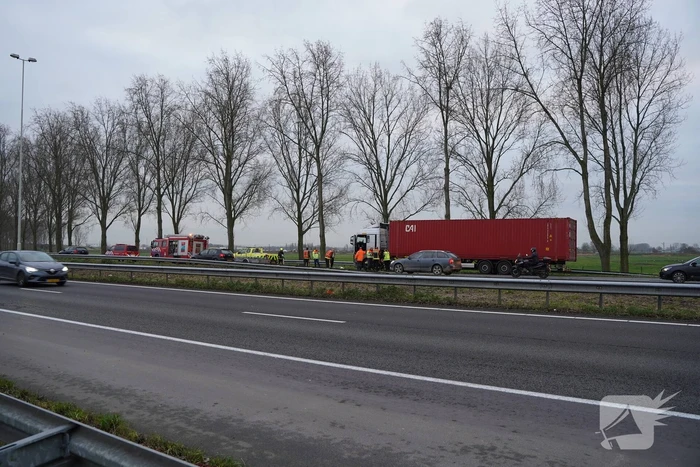 Lange files door vrachtwagen met brandstoflekkage