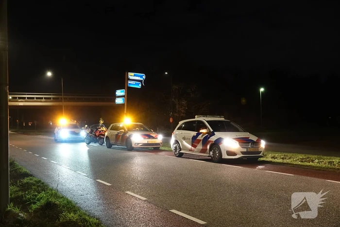 Bestuurder spoorloos na botsing tegen paal