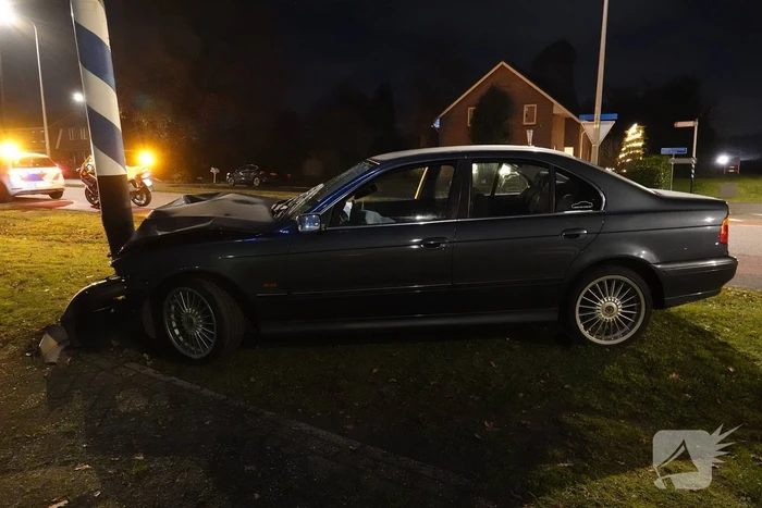 Bestuurder spoorloos na botsing tegen paal