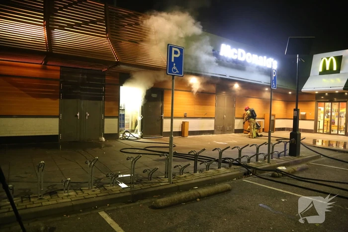 Afvalpers vliegt in in brand in restaurant