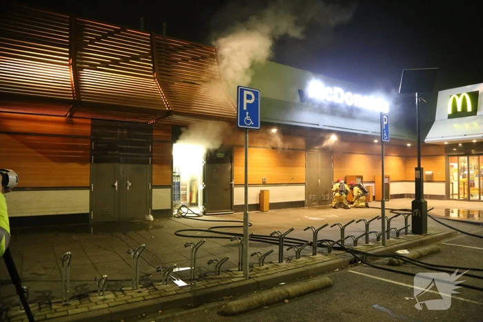 Afvalpers vliegt in in brand in restaurant
