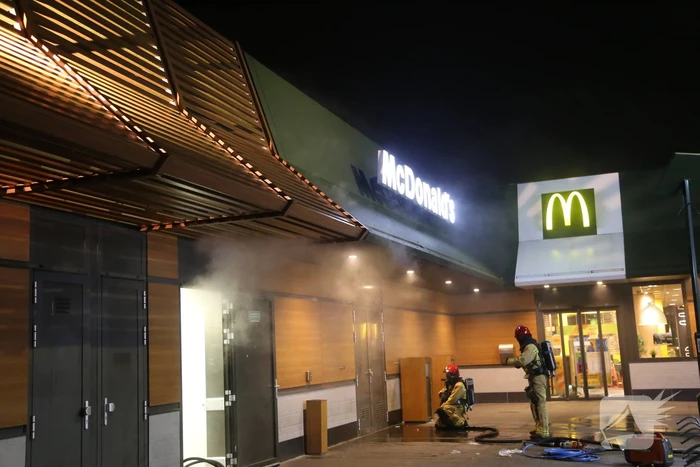 Afvalpers vliegt in in brand in restaurant