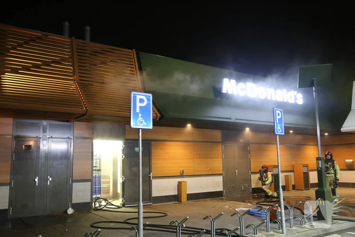 Afvalpers vliegt in in brand in restaurant
