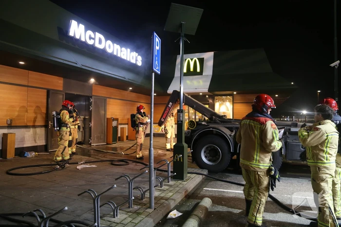 Afvalpers vliegt in in brand in restaurant