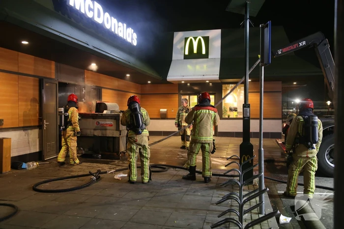 Afvalpers vliegt in in brand in restaurant