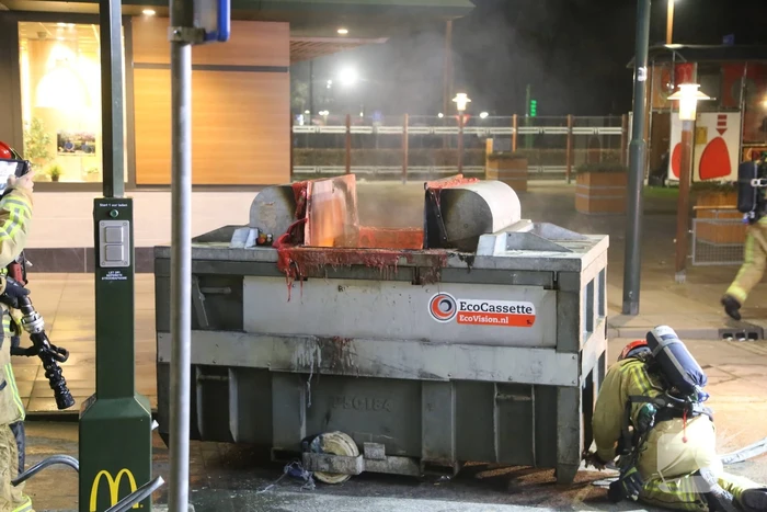 Afvalpers vliegt in in brand in restaurant