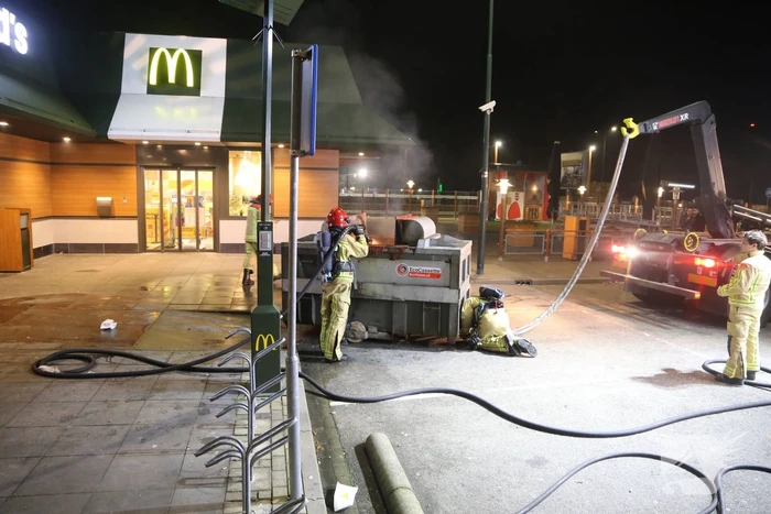 Afvalpers vliegt in in brand in restaurant