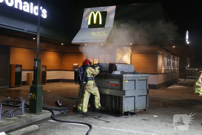 Afvalpers vliegt in in brand in restaurant