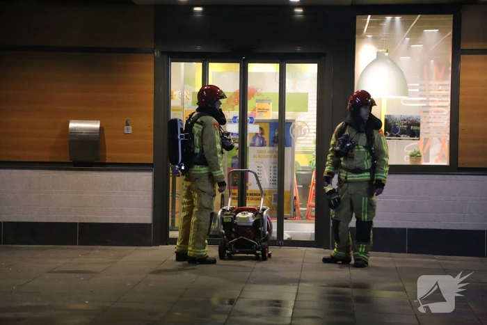 Afvalpers vliegt in in brand in restaurant