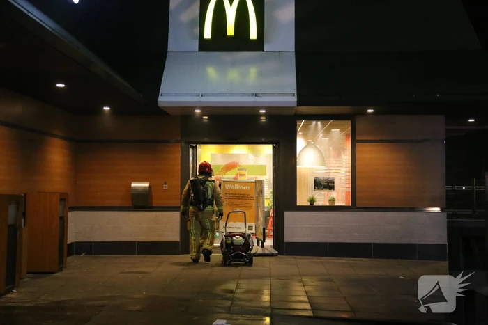 Afvalpers vliegt in in brand in restaurant