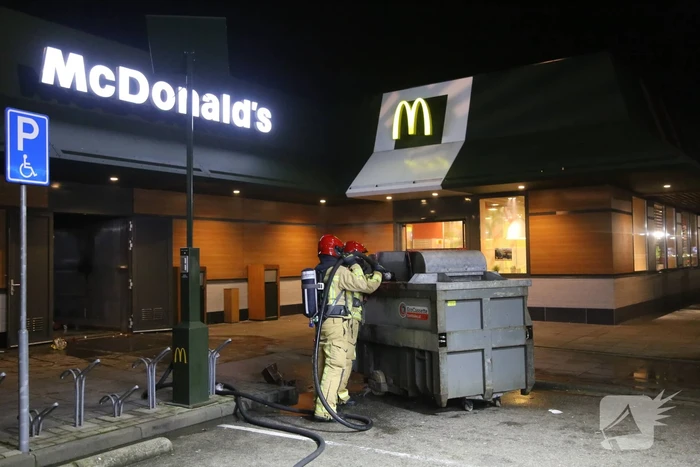 Afvalpers vliegt in in brand in restaurant