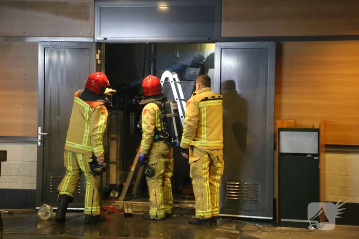 Afvalpers vliegt in in brand in restaurant