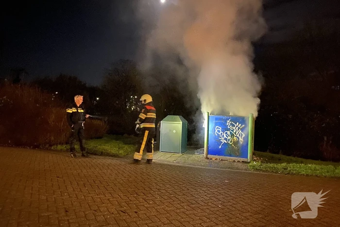 Veel rook door brand in container