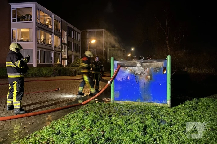 Veel rook door brand in container