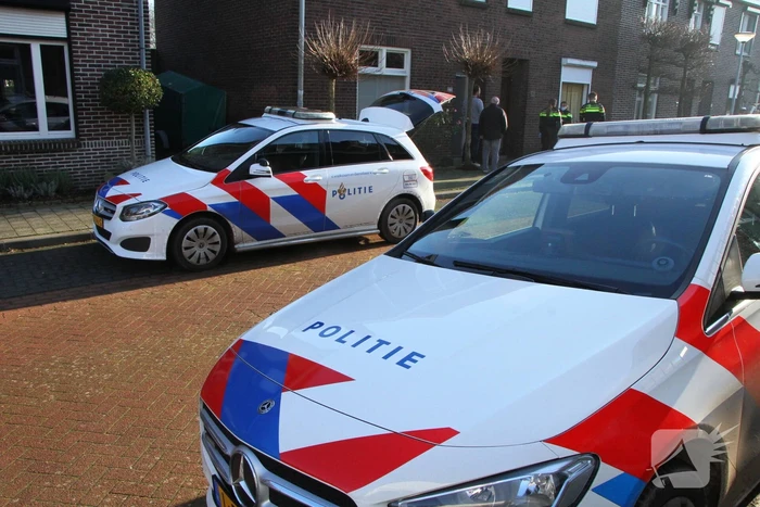 Politie beukt deur in en doen onderzoek in woning