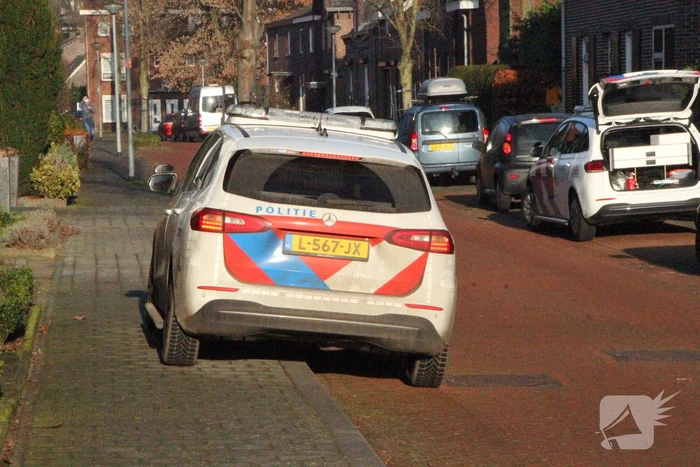 Politie beukt deur in en doen onderzoek in woning