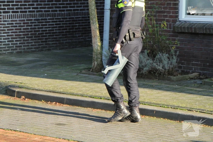 Politie beukt deur in en doen onderzoek in woning