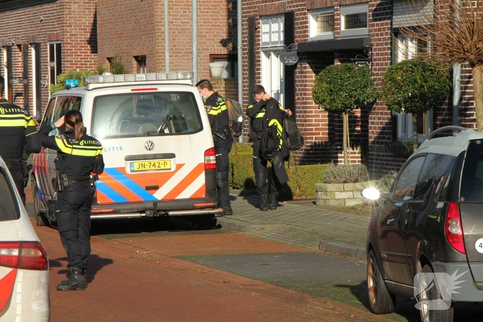 Politie beukt deur in en doen onderzoek in woning
