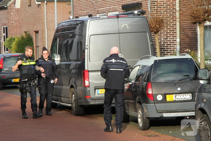Politie beukt deur in en doen onderzoek in woning