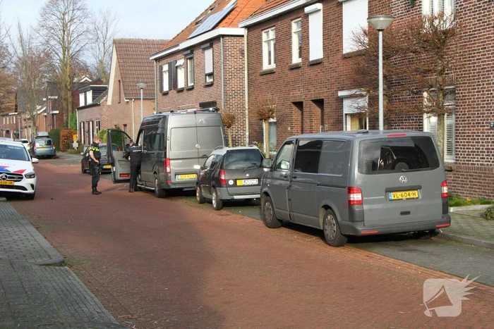 Politie beukt deur in en doen onderzoek in woning