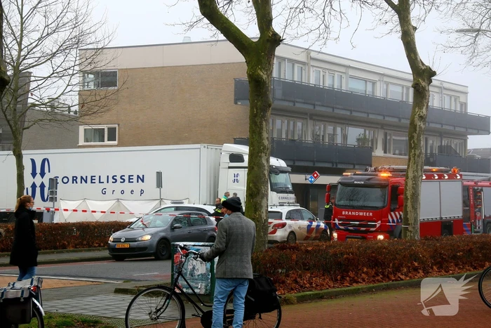 Persoon komt onder vrachtwagen en overlijdt