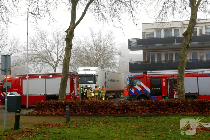 Persoon komt onder vrachtwagen en overlijdt