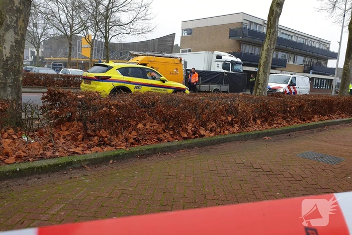 Persoon komt onder vrachtwagen en overlijdt