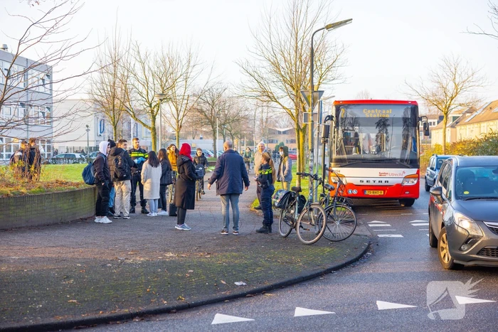 Scholier en vrouw botsen tijdens het fietsen op elkaar
