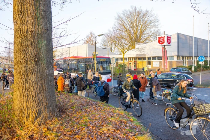 Scholier en vrouw botsen tijdens het fietsen op elkaar